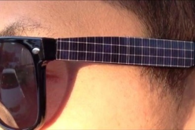 Sạc iPhone bằng kính râm